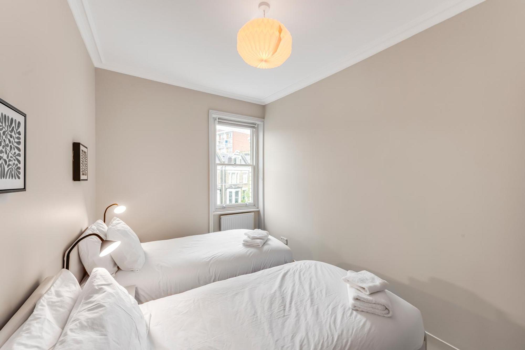 Luxury 3 Bed Apartment With Balcony In Kensington Olympia Лондон Екстер'єр фото